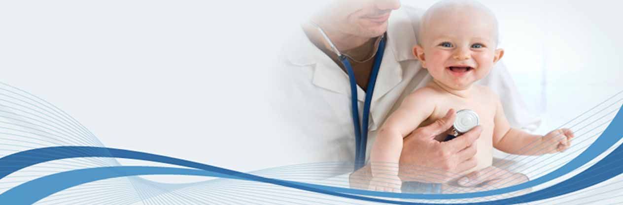 Un médico está examinando a un bebé con un estetoscopio.