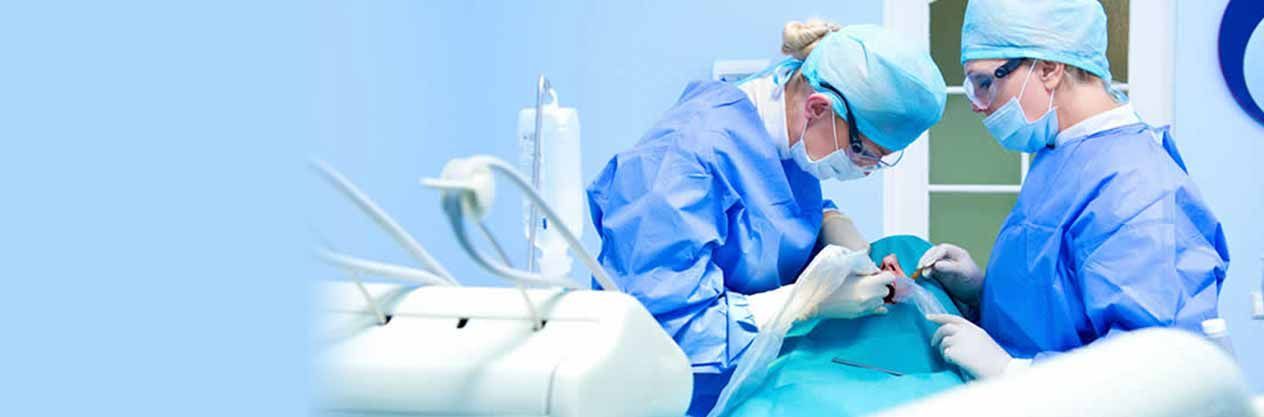 Dos cirujanos están operando a un paciente en un quirófano.