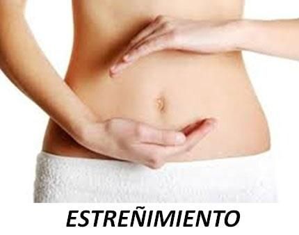 Una mujer se sostiene el estómago con las manos.