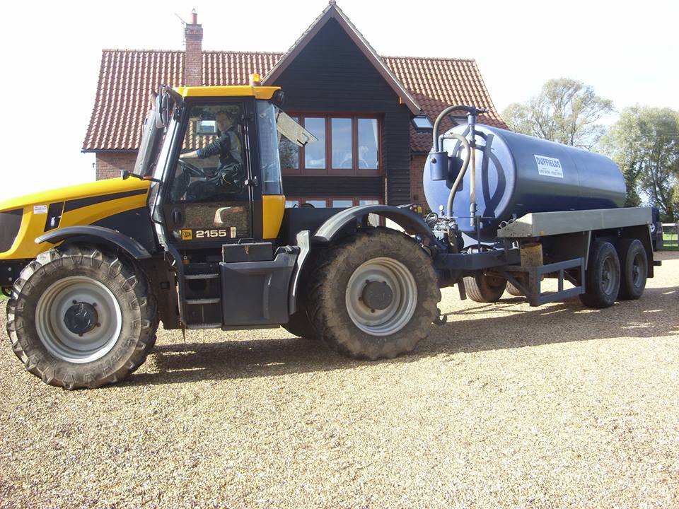 Septic tank emptying vehicle