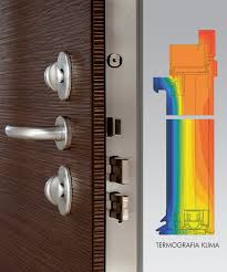 Dettaglio della serratura di una porta blindata