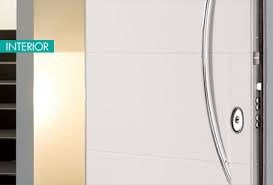 Una porta blindata semiaperta