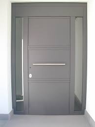 Vista frontale di una porta blindata grigia