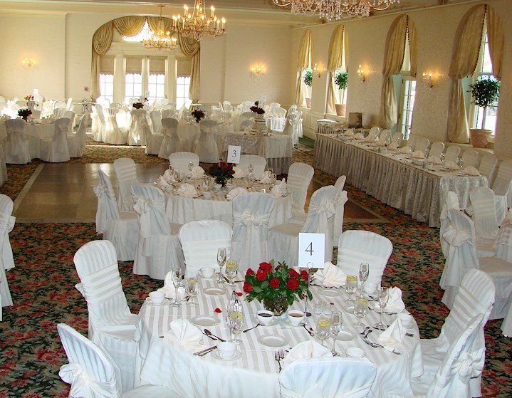wedding ceremony at Hotel Northampton, Northampton, Massachusetts