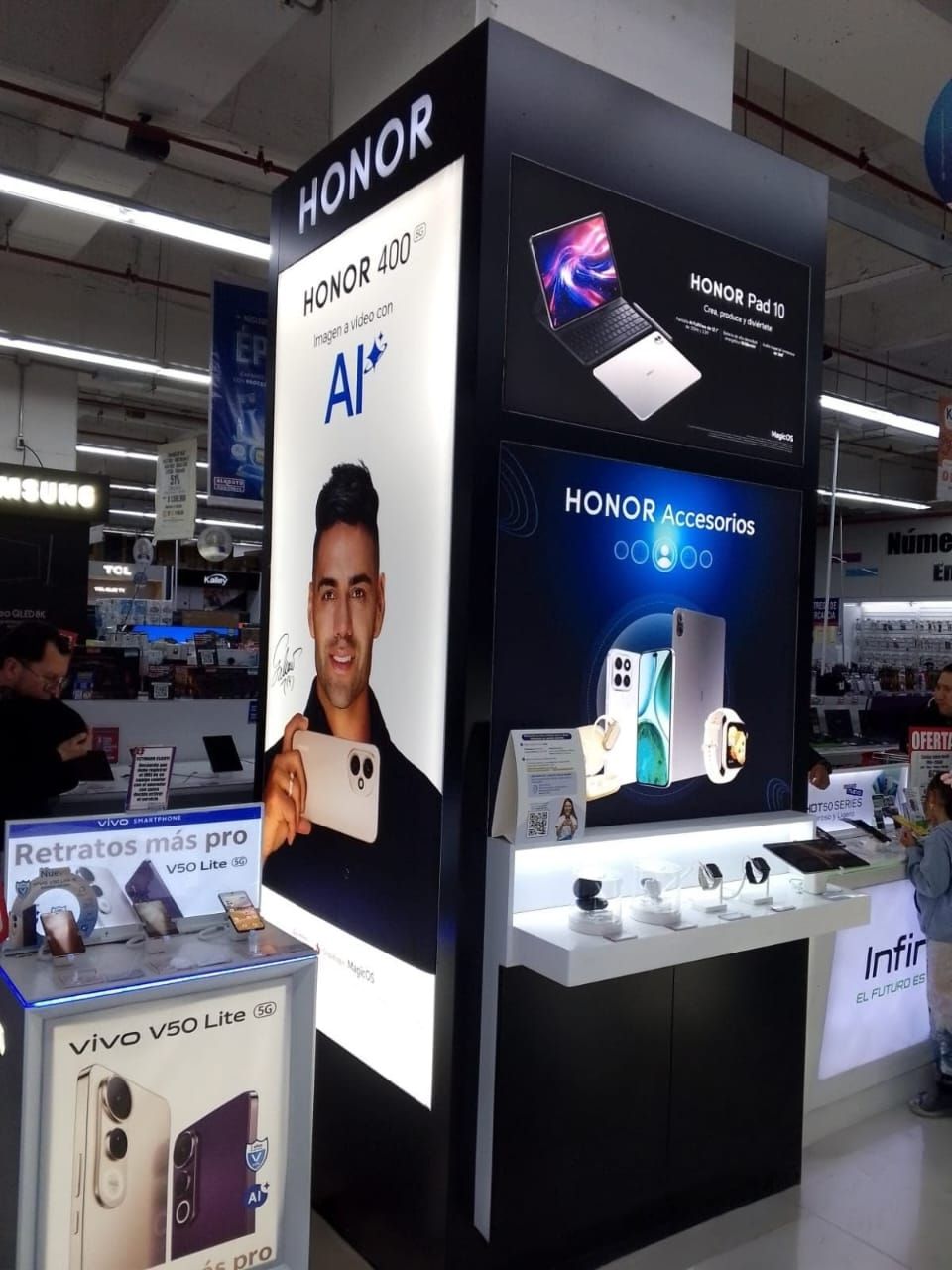 Persona que usa una computadora portátil con un ícono de carrito de compras superpuesto, lo que indica una interacción de compra en línea.