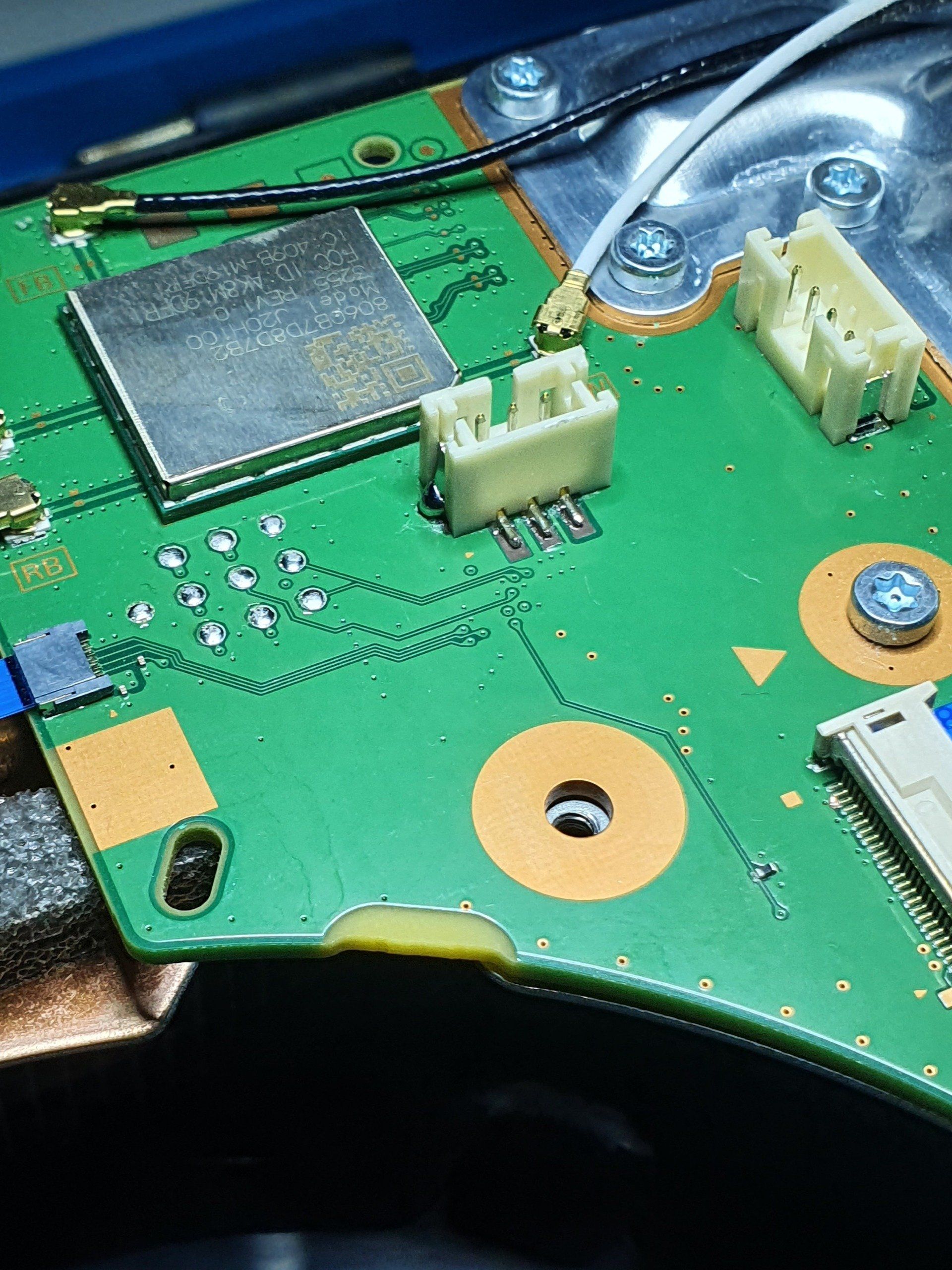 Een close-up van een groen moederbord met connectoren en draden