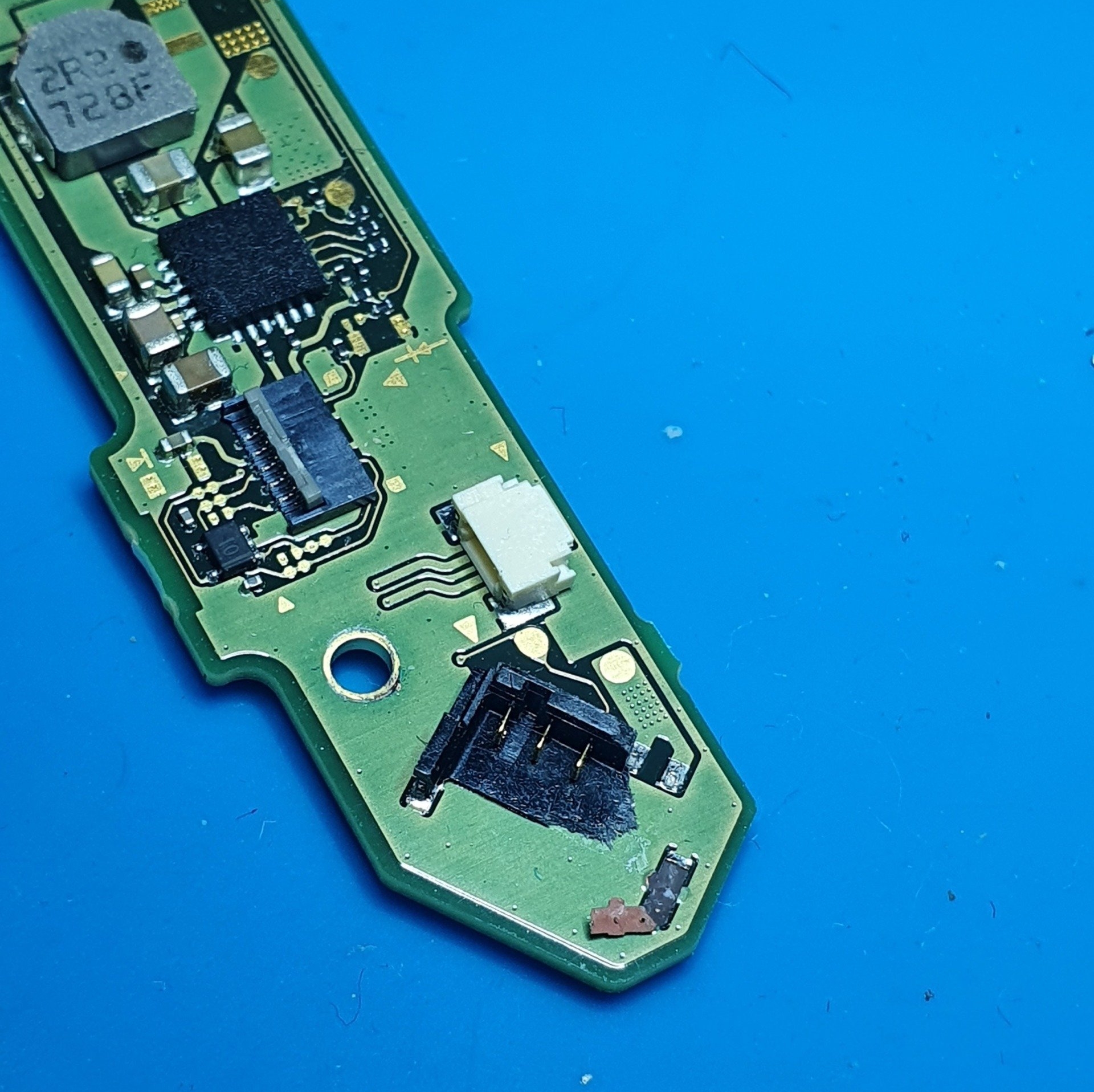 Een close-up van een moederbord met een condensator waarop t2bf staat