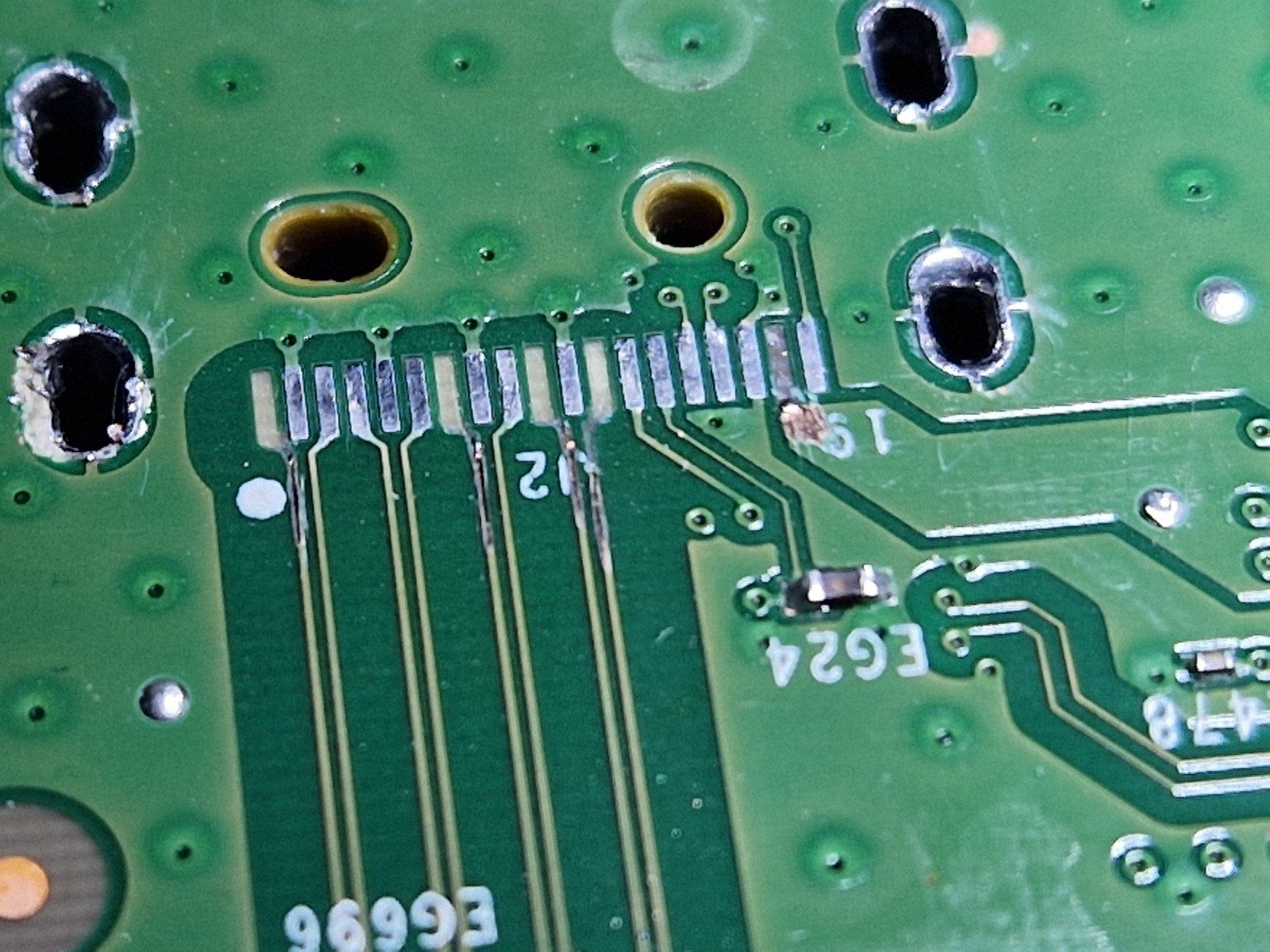 Een close-up van een groene printplaat met het nummer 12 erop