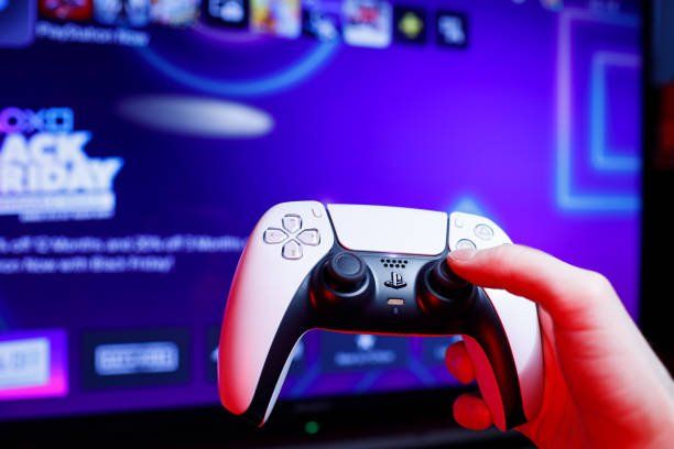 Por que o PS5 virá com um game instalado? A resposta está no novo controle  - 21/07/2020 - UOL Start
