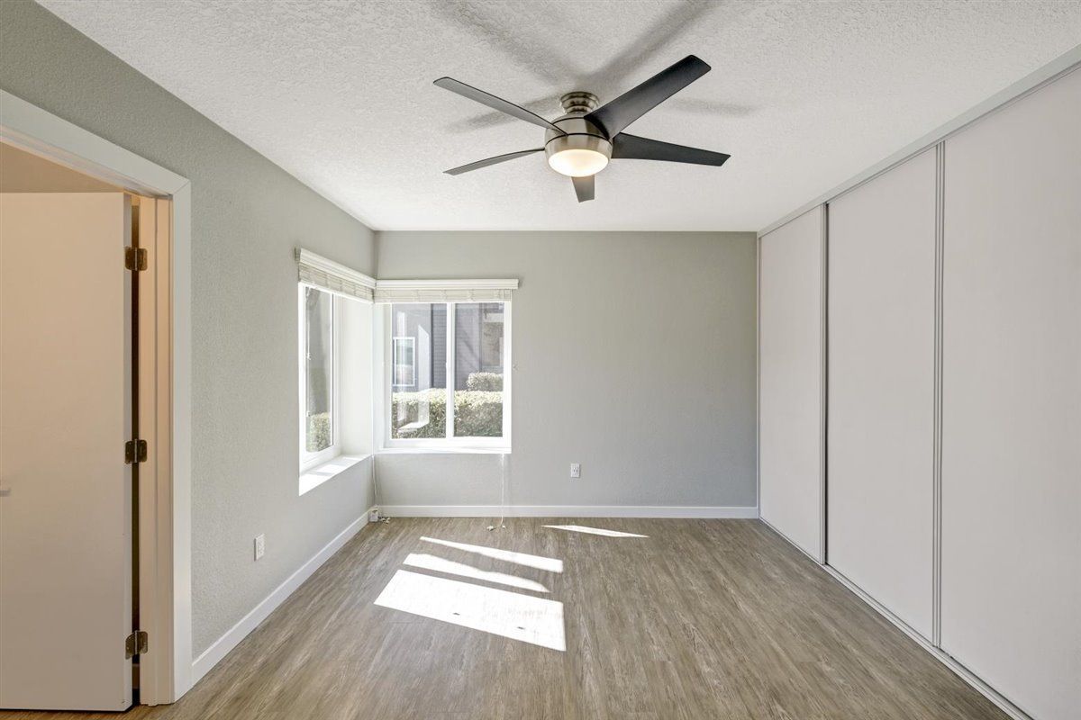 The James bedroom with fan and window