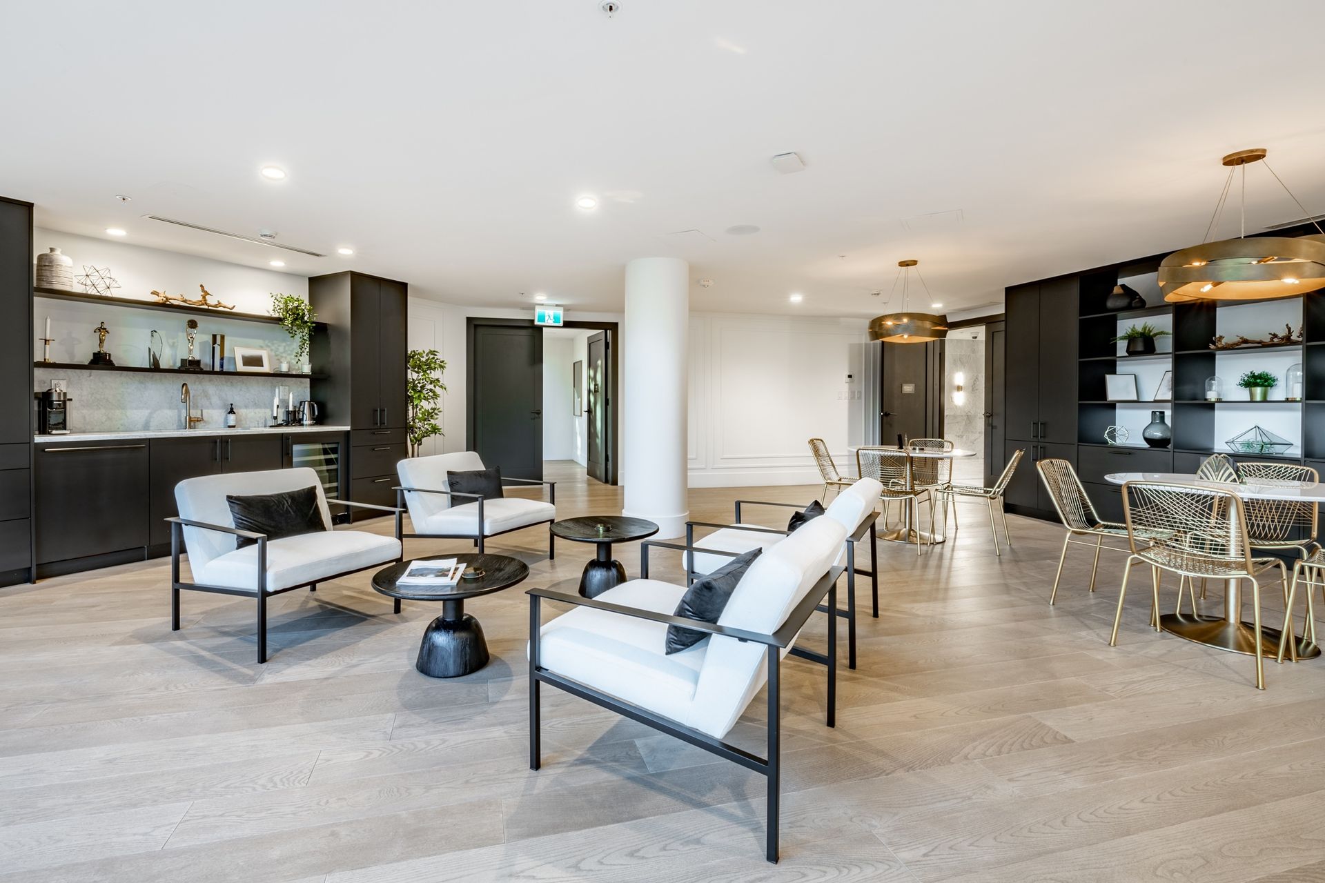 Il y a beaucoup de chaises et de tables dans la pièce.