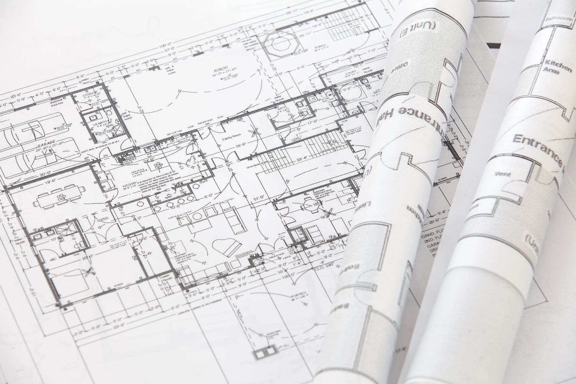 Un plan d'étage en noir et blanc d'une maison