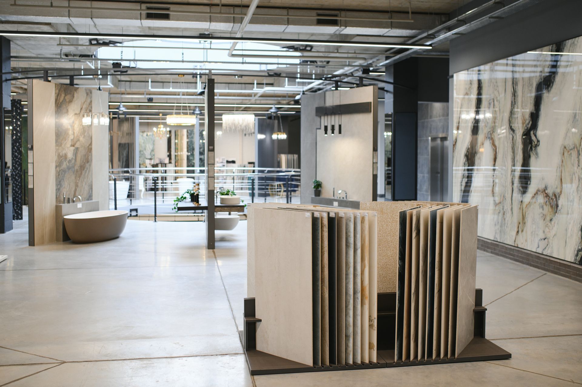 Une grande pièce remplie de beaucoup de carrelage et d'une baignoire.