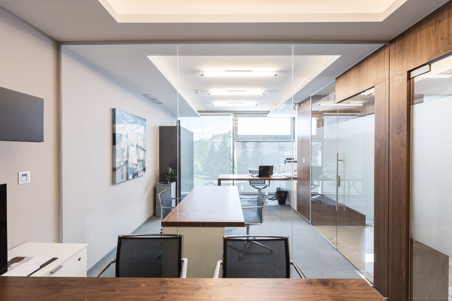 Une salle de conférence avec une longue table et des chaises