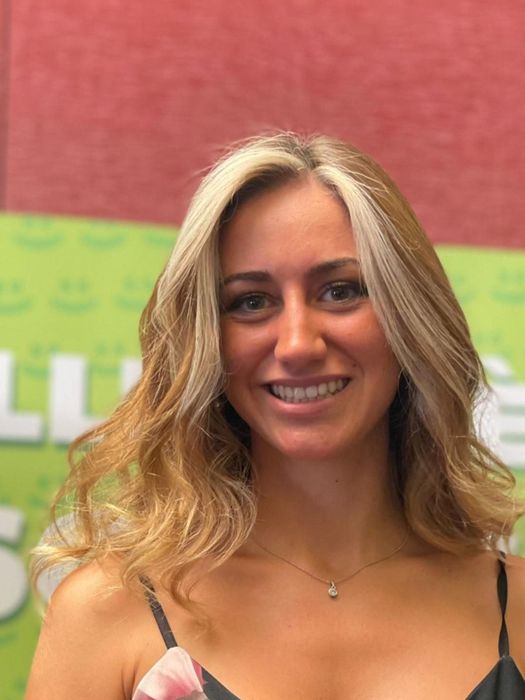 donna con extension e capelli colorati