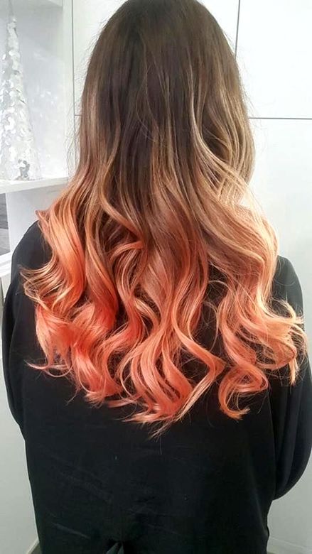 donna con extension e capelli colorati