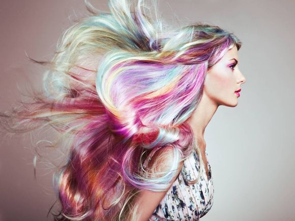 donna con extension e capelli colorati