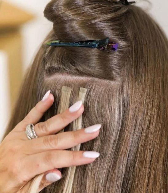 donna con extension e capelli colorati
