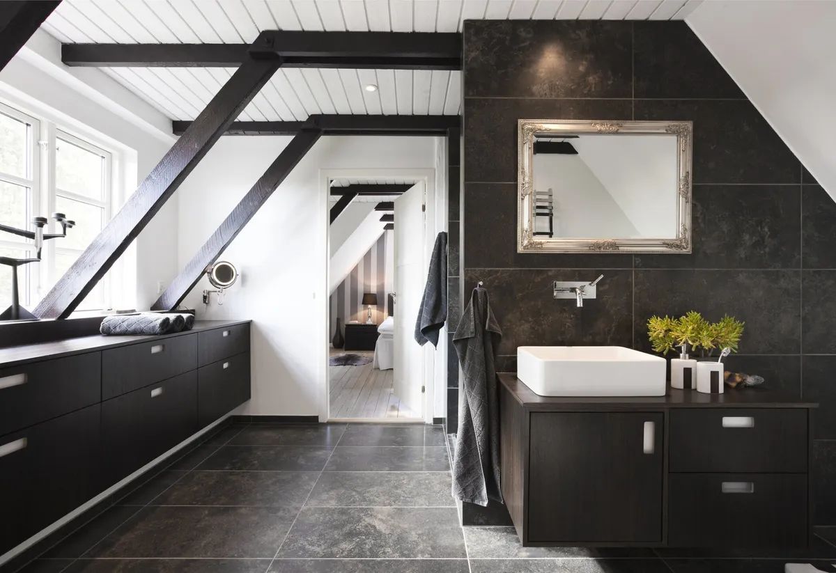 A bathroom with a sink and a mirror on the wall