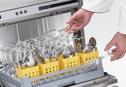 Interno della lavastoviglie industriale