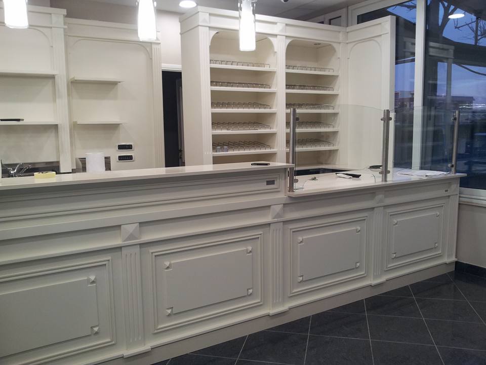 Arredamento per negozi in legno bianco