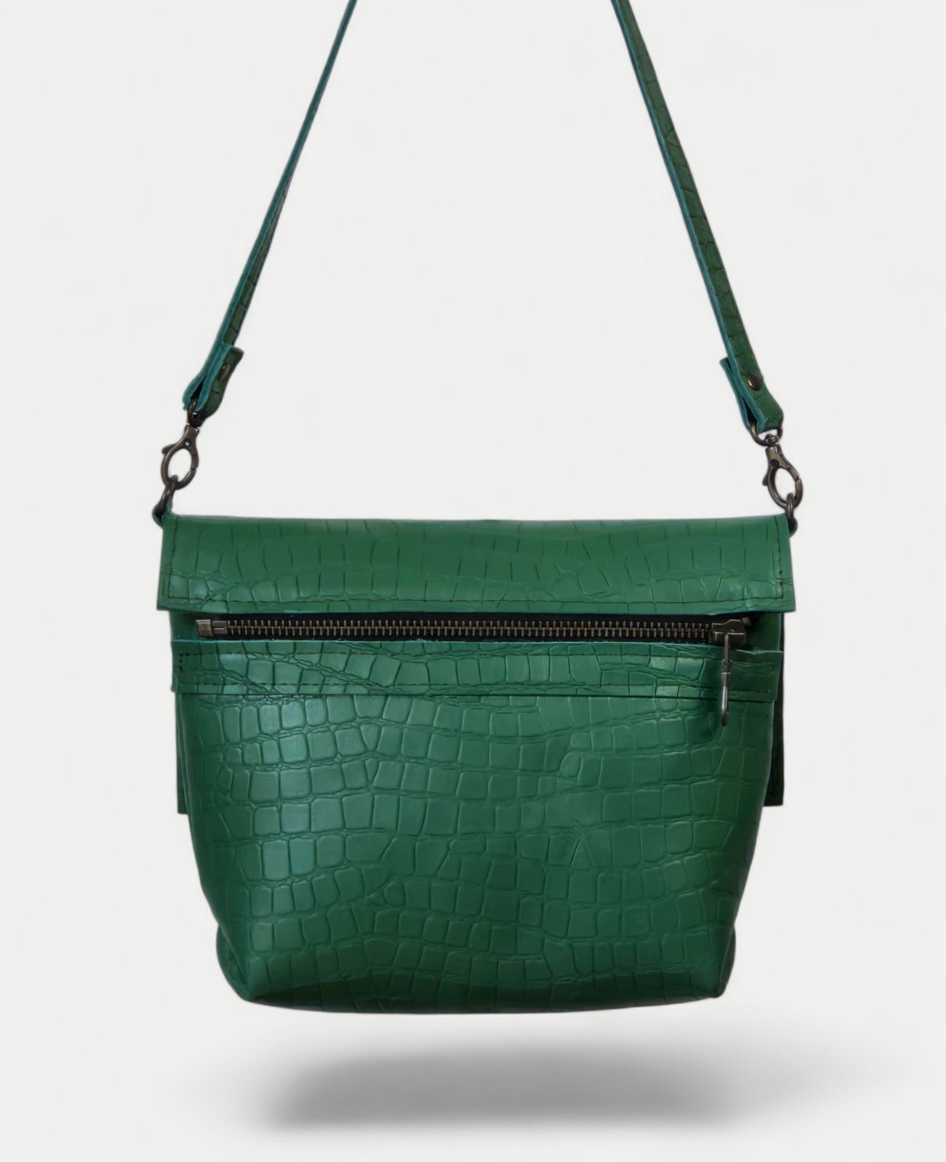 Groene schoudertas met klep met structuur.