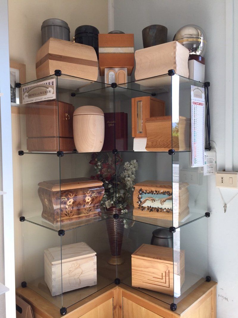 urne cinerarie di diversi materiali