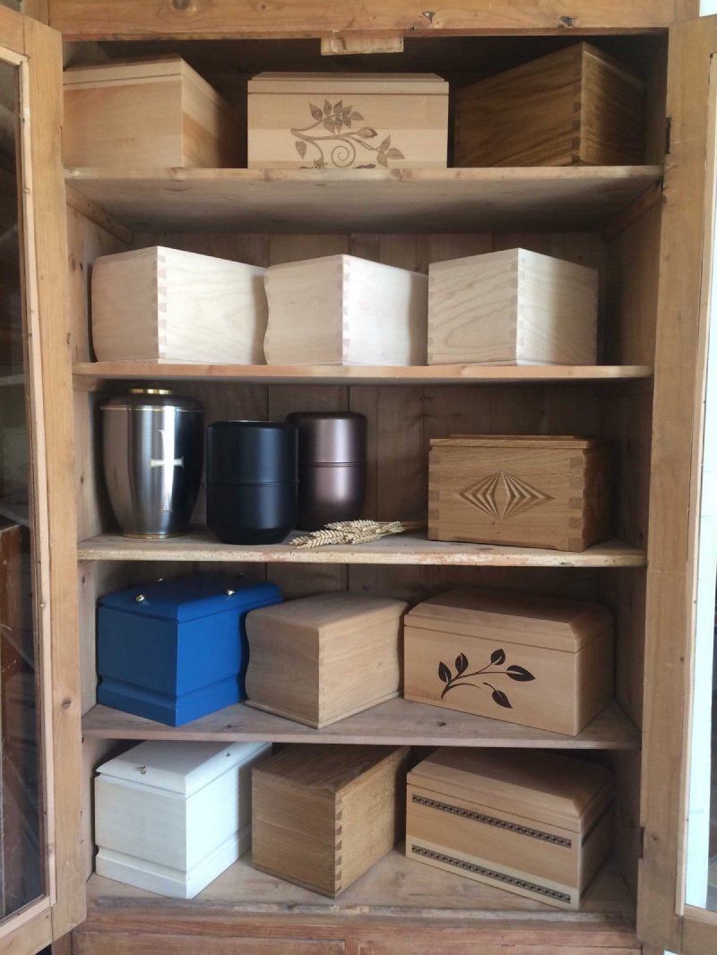 urne in legno e metallo