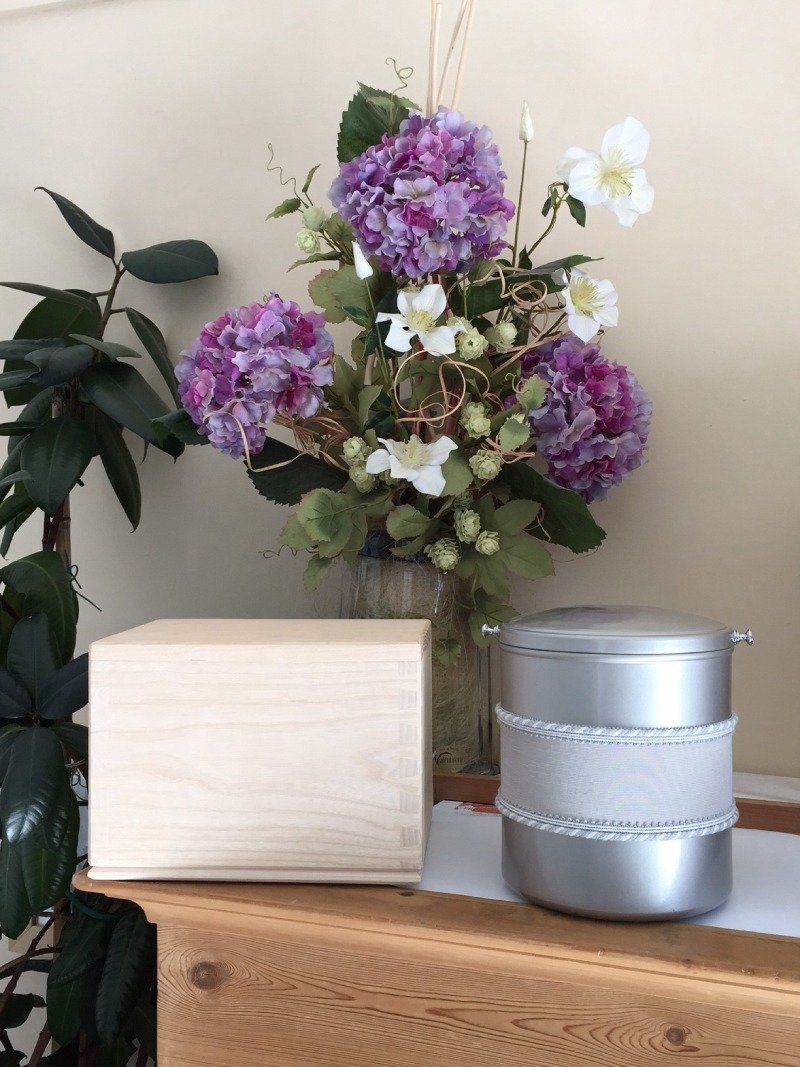 urne cinerarie e addobbo floreale