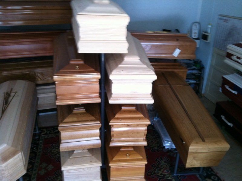 esposizione bare in legno all'interno di agenzia funebre