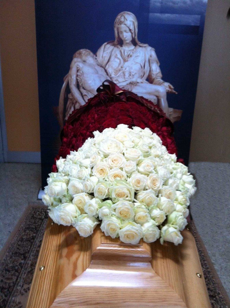 addobbo funebre di rose bianche e rosse