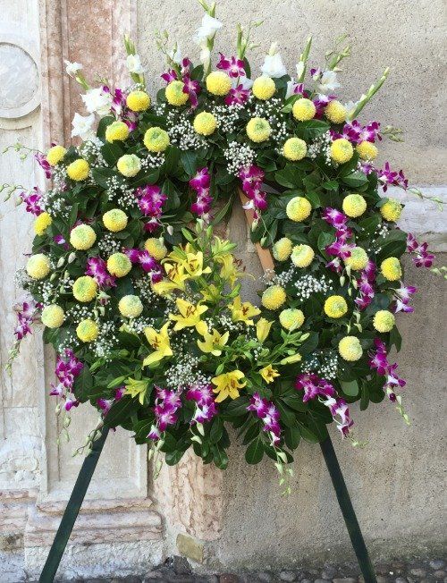 corona funebre di fiori freschi