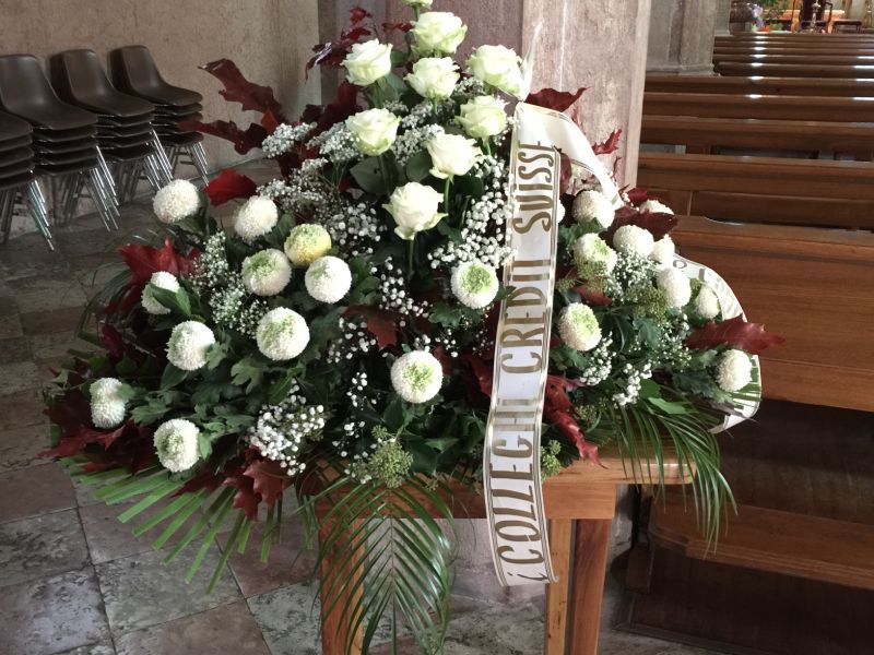 cuscino funebre di crisantemi bianchi