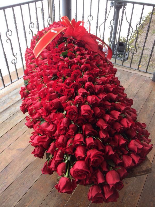 addobbo di rose rosse per bara