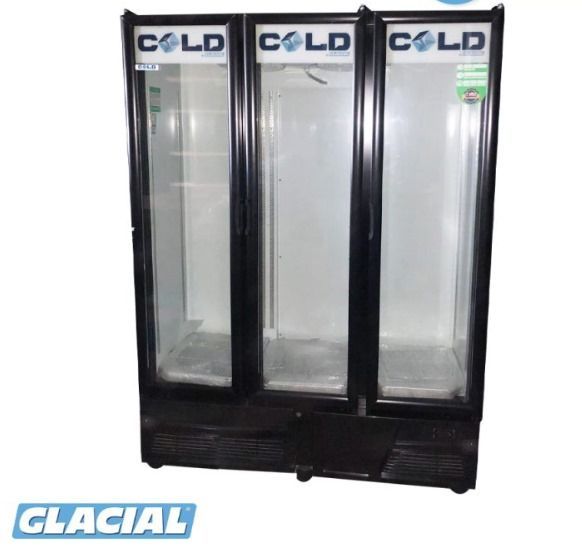 Un frigorífico glacial con tres puertas de cristal