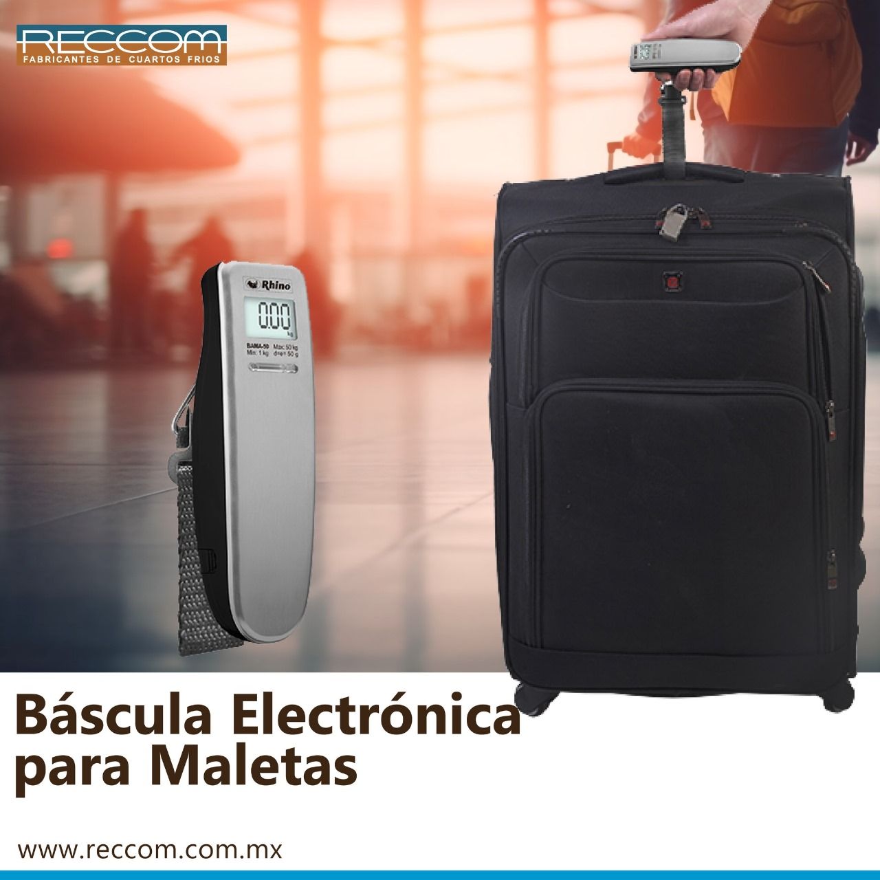 Una maleta negra junto a una balanza digital que dice bascula electronica para maletas