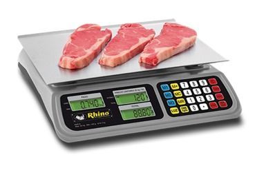 Tres filetes están encima de una balanza digital.