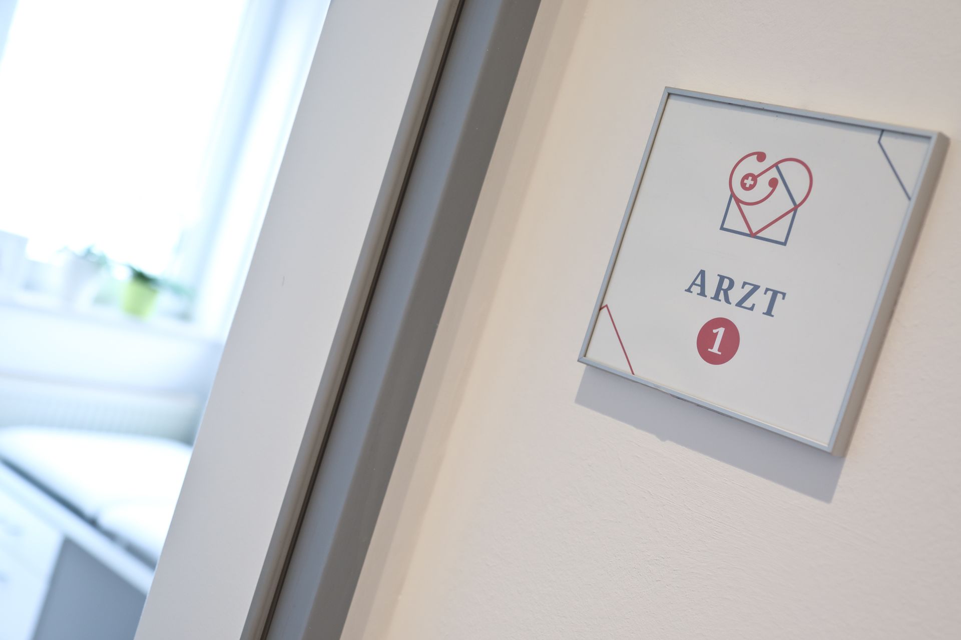 Schild eines Arztzimmers der Hausarztpraxis Paroch © miru