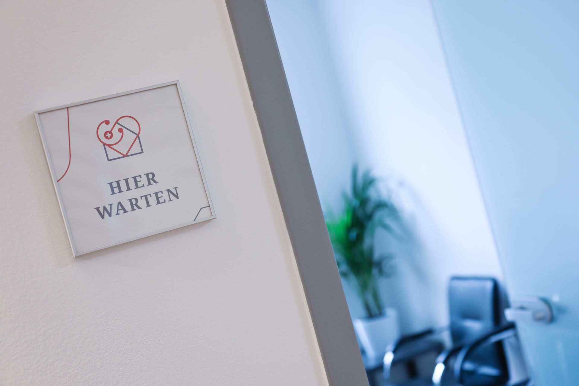 Zum Wartereaum der Hausarztpraxis Paroch © miru