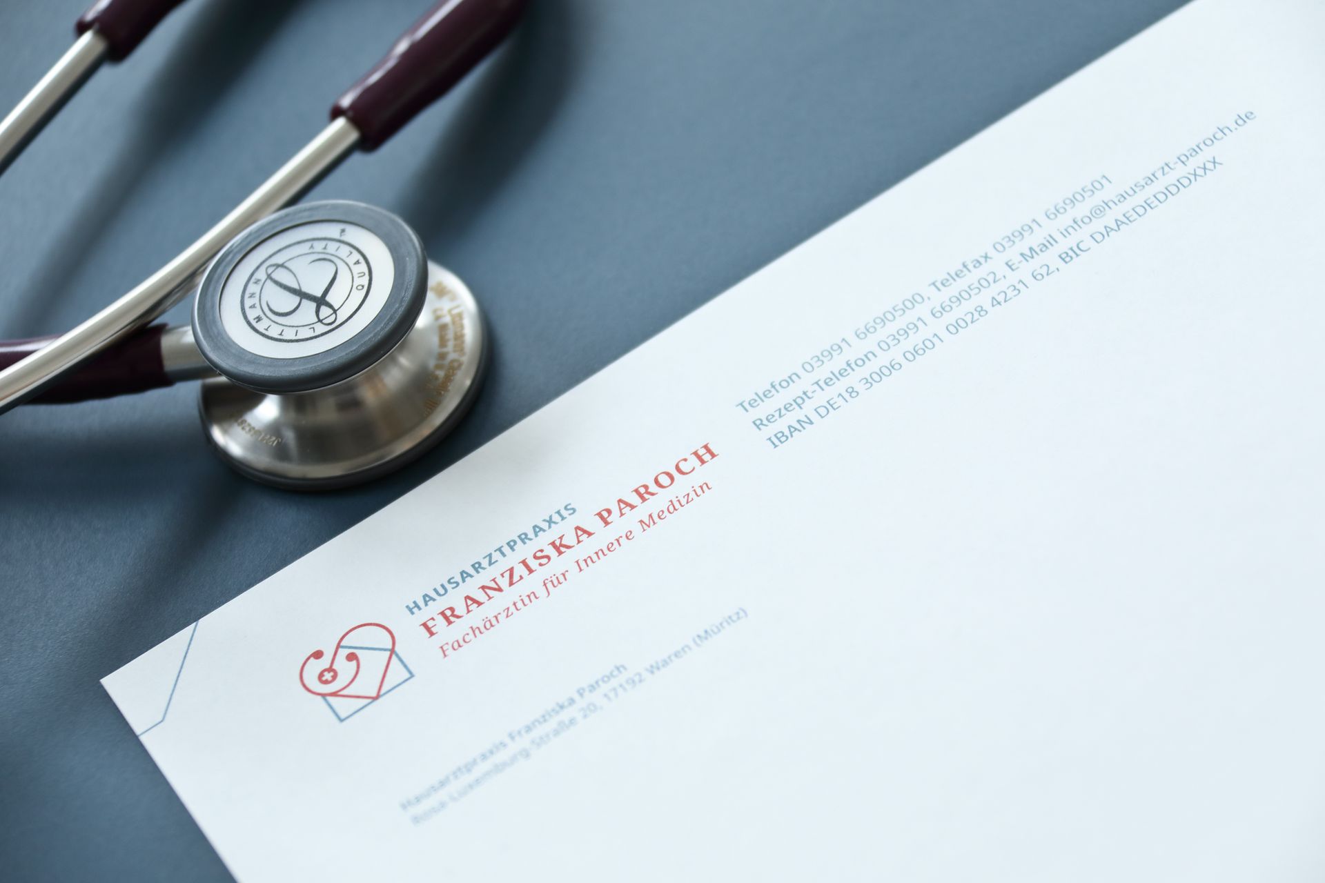 Stethoskop auf Briefpapier der Hausarztpraxis Paroch © miru