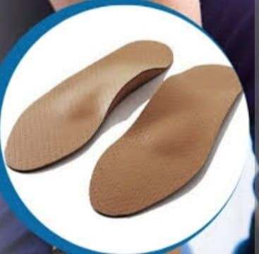 Plantillas de zapatos marrones con borde azul sobre un fondo circular blanco.