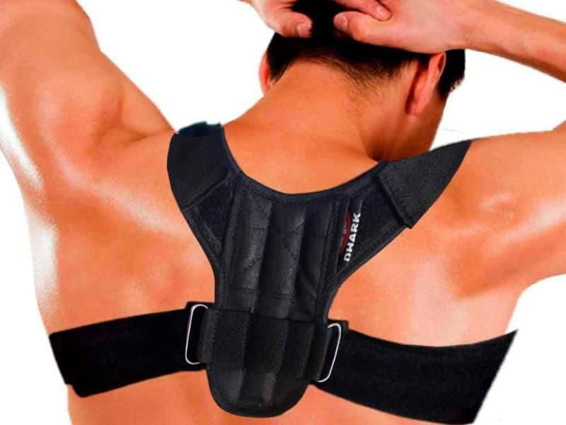 Persona que lleva un corsé ortopédico negro en la parte superior de la espalda y los hombros.