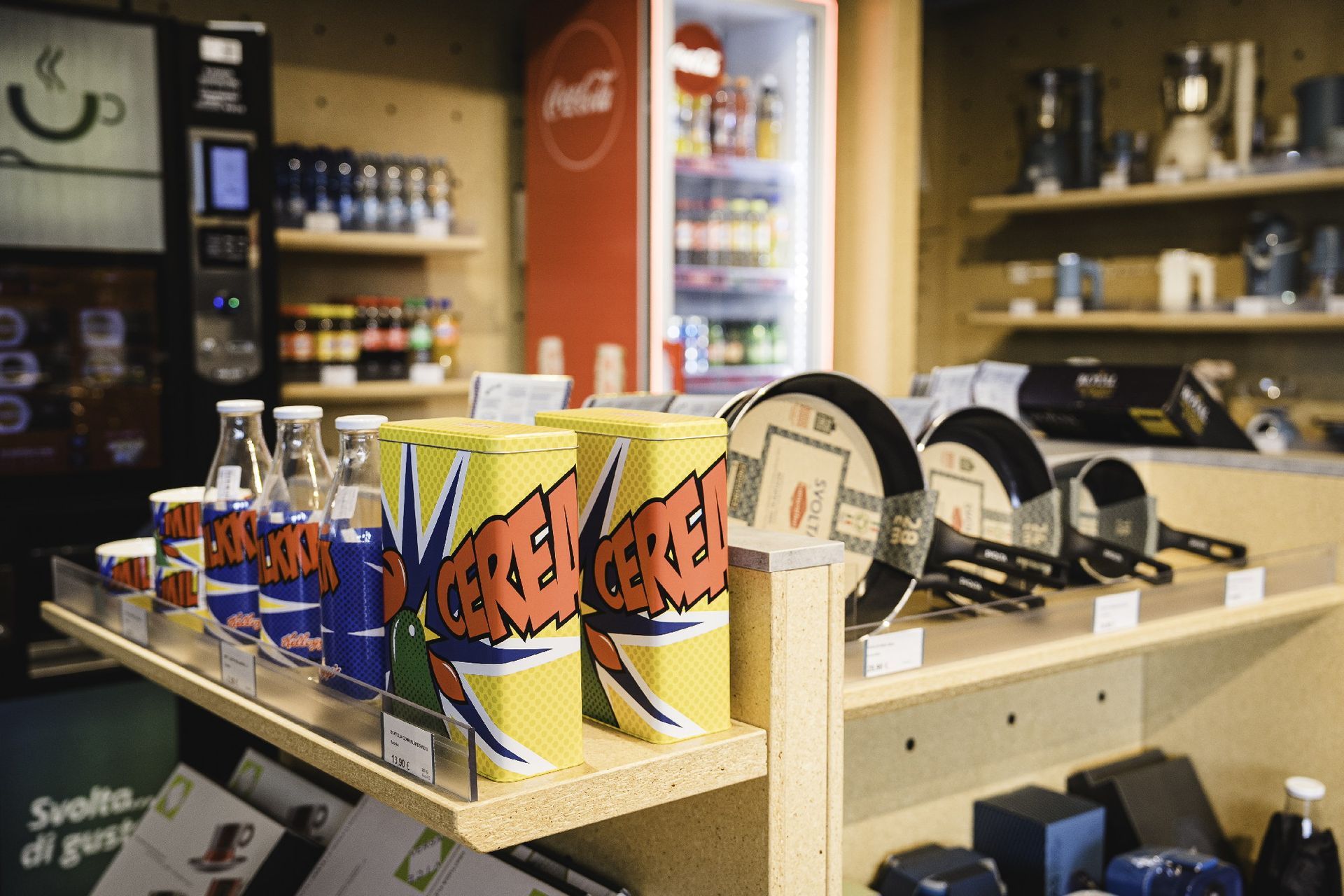 Pneumatici accatastati in un'officina, accanto a una cassetta degli attrezzi blu.