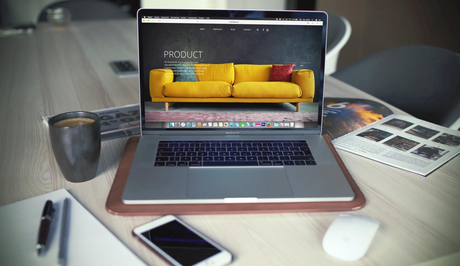 Computadora portátil mostrando un catálogo de ventas en un sitio web