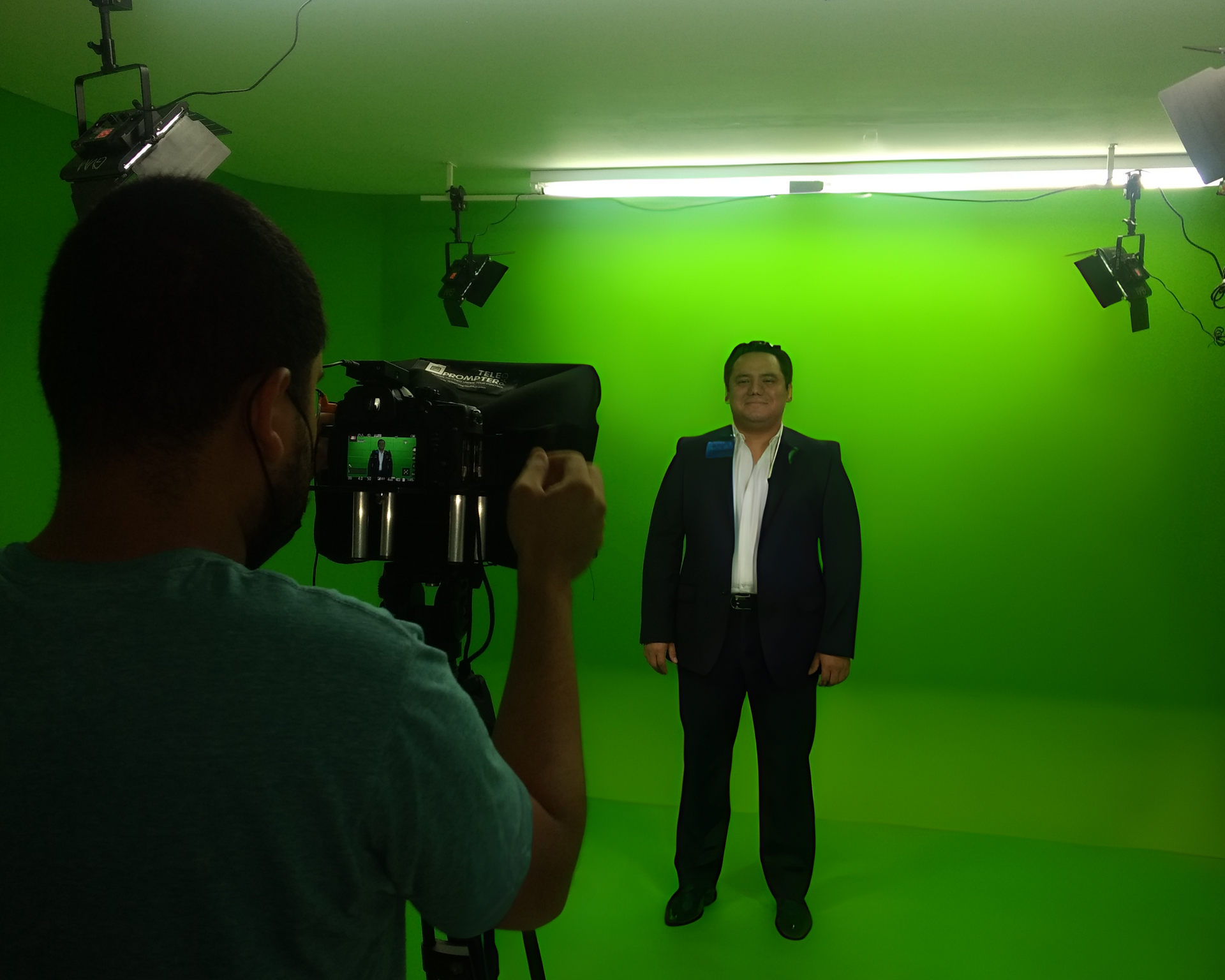 Agencia de producción audiovisual grabando un video en pantalla verde.