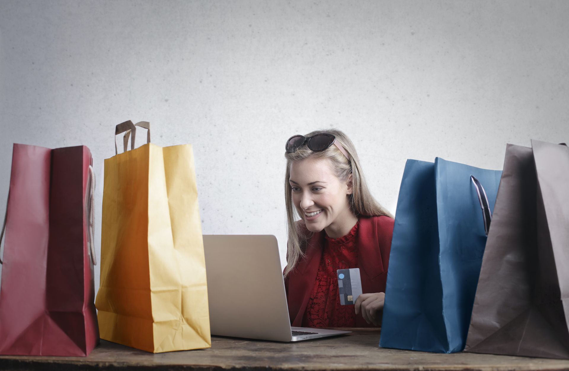 Mujer realizando ventas en línea desde su computadora