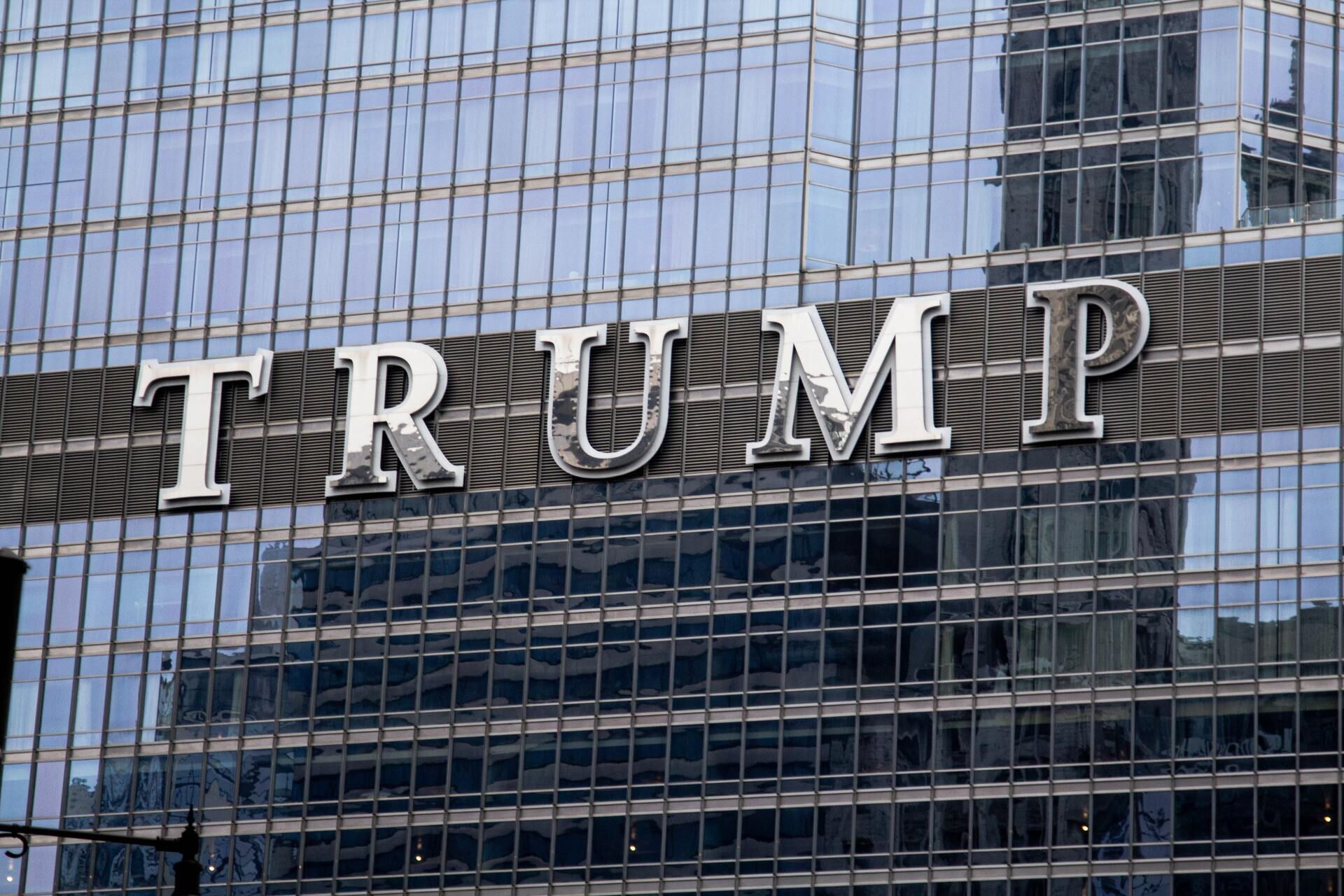 edificio gris con el letrero de Trump