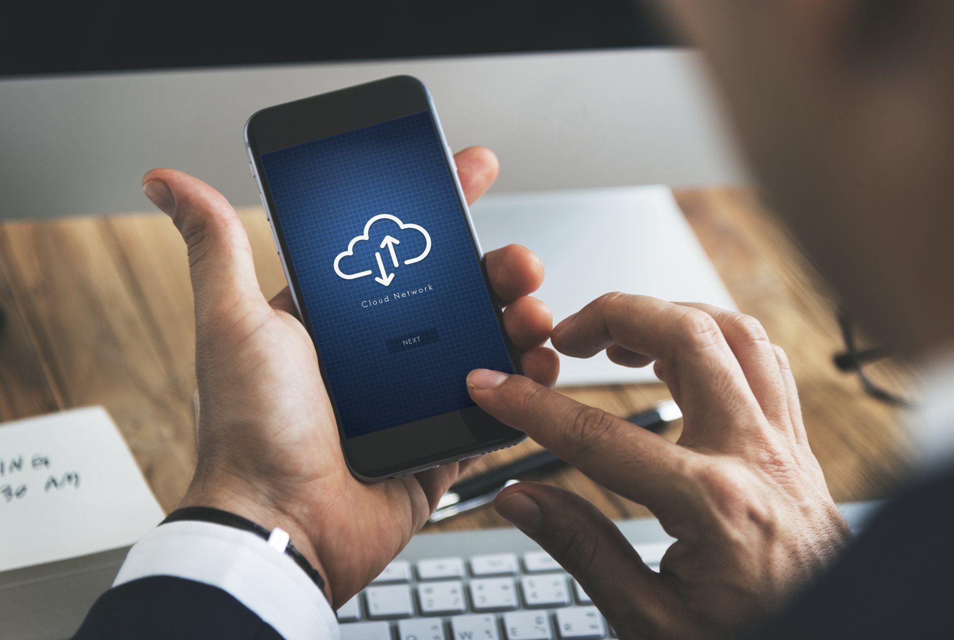 hombre de negocios utilizando smartphone con símbolo de computación en la nube
