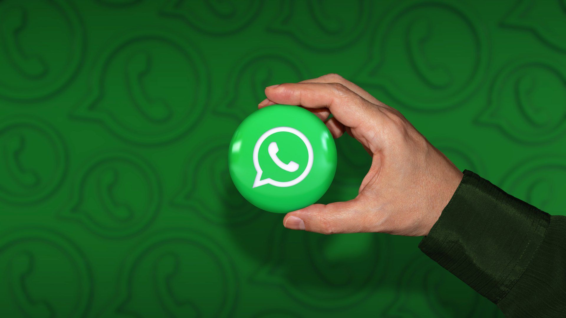 Una mano sosteniendo una insignia brillante del logo de whatsapp