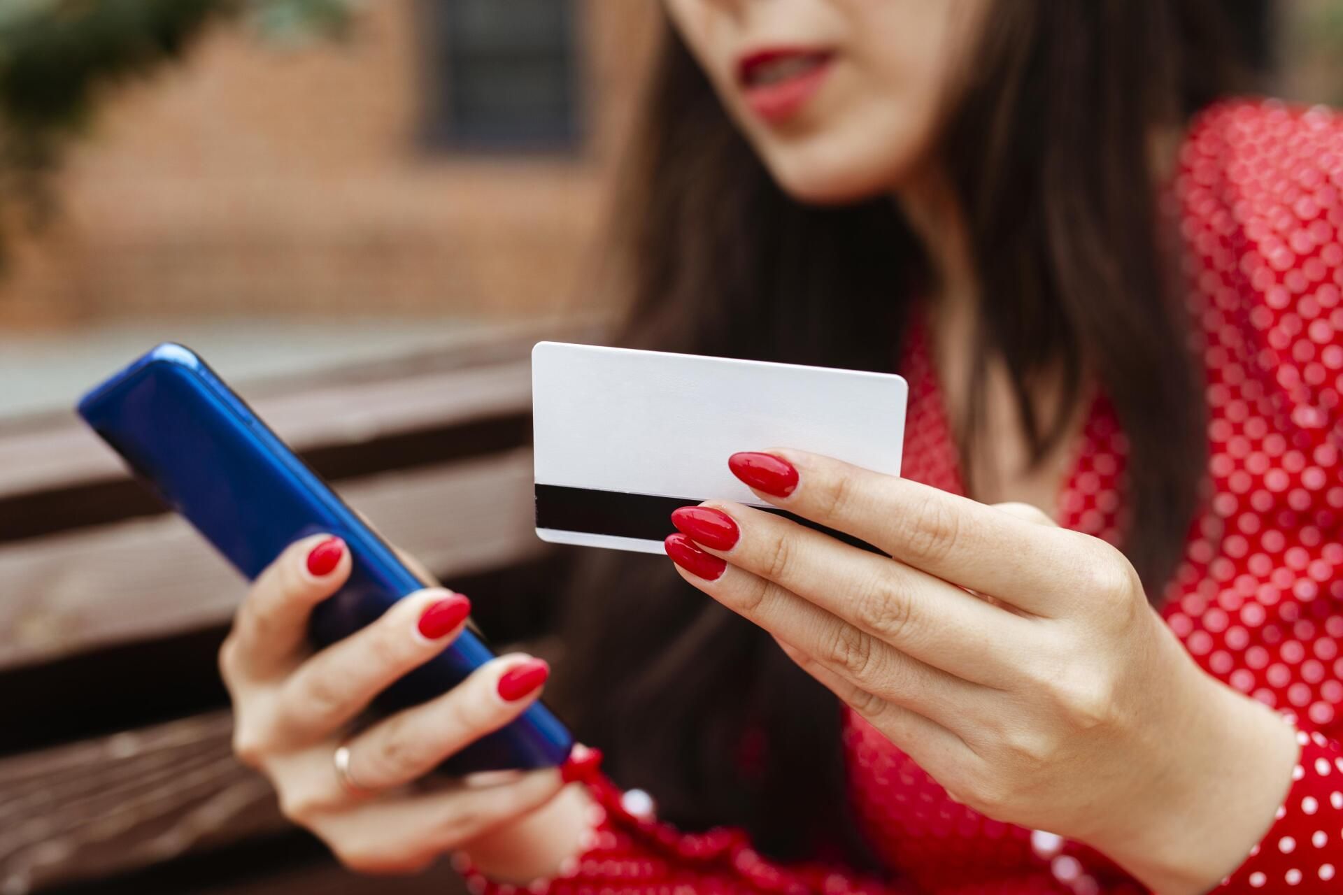 Foto gratuita vista lateral de la mujer con smartphone y compra online con tarjeta de crédito